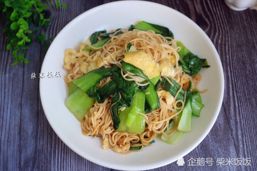 炒面,面条,青菜,鸡蛋,汤面,鸡蛋炒面