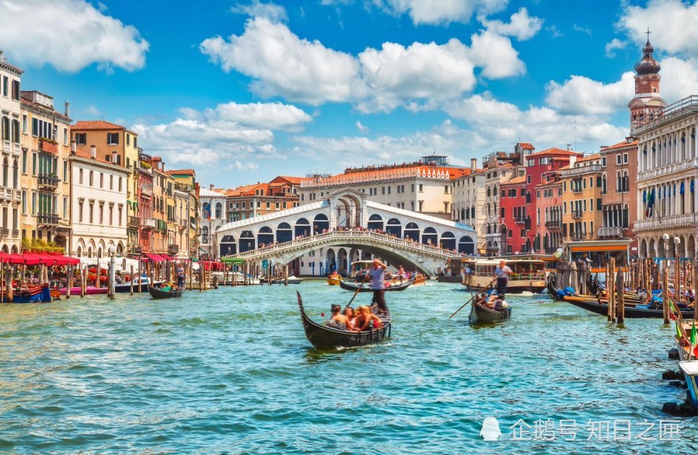 其中以里亚托桥最为知名,这里是很多游客来威尼斯必到的景点之一