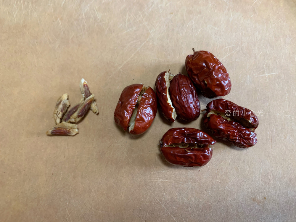 第二步:红枣肉是温补,而红枣核却是燥热的,所以熬汤一定要把红枣核