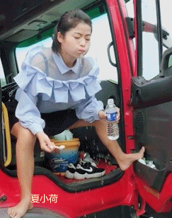 搞笑gif趣图:第一次结婚好紧张,假装把自己灌醉给新娘子机会