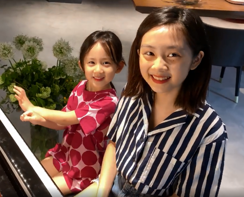 黄多多和妹妹弹钢琴,两人对着镜头甜笑,仿佛看到少年黄磊和孙莉