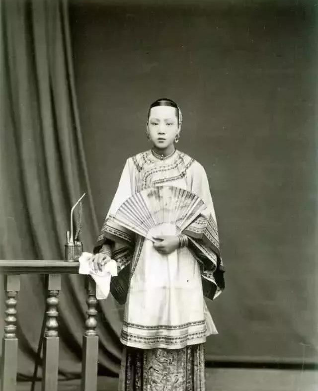 这位是李鸿章的小妾,名字好像叫冬梅.