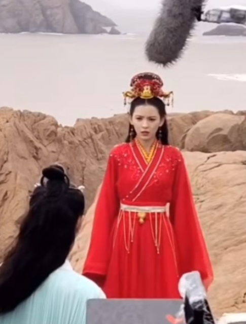 张予曦为何一直演现代剧?当她突然穿红色古装:比皇后都要气派