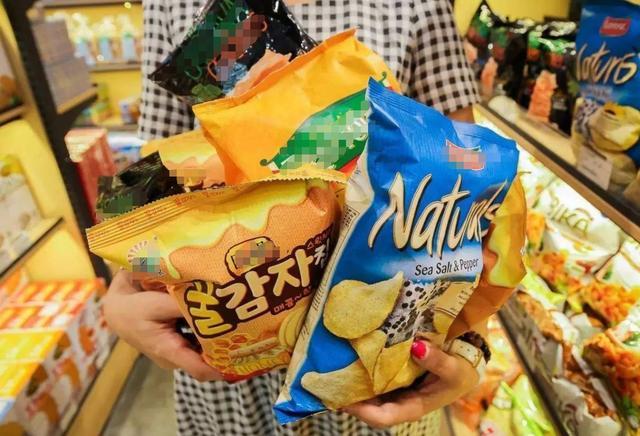 从不被允许"吃零食"孩子,长大怎么样了?专家:躲不掉2种结局