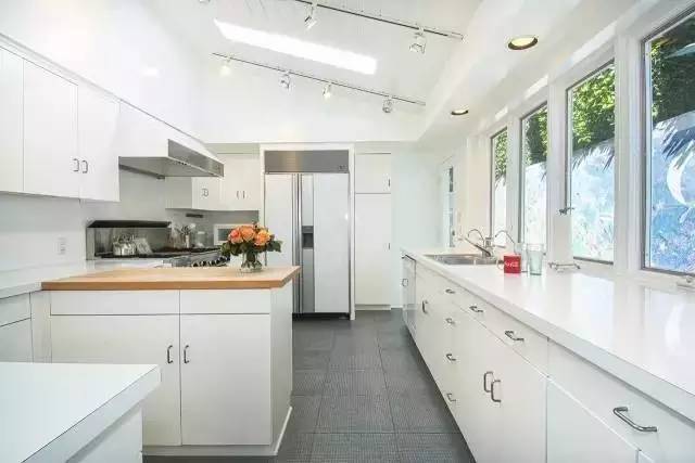 炒房團看了會流淚，巴菲特這棟豪宅46年漲了73倍！