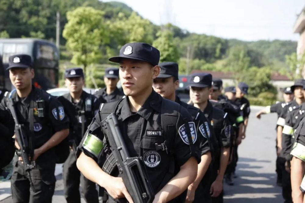 旌旗猎猎,警徽熠熠,巡特警队员们斗志昂扬,向深山进军.