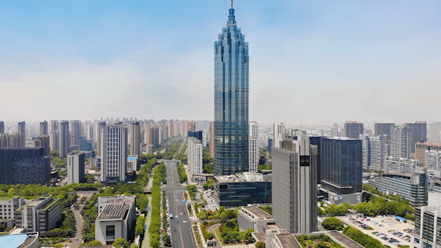 你可以去新北常州第一高楼传媒中心,体验常州都市夜景;小两口子可以