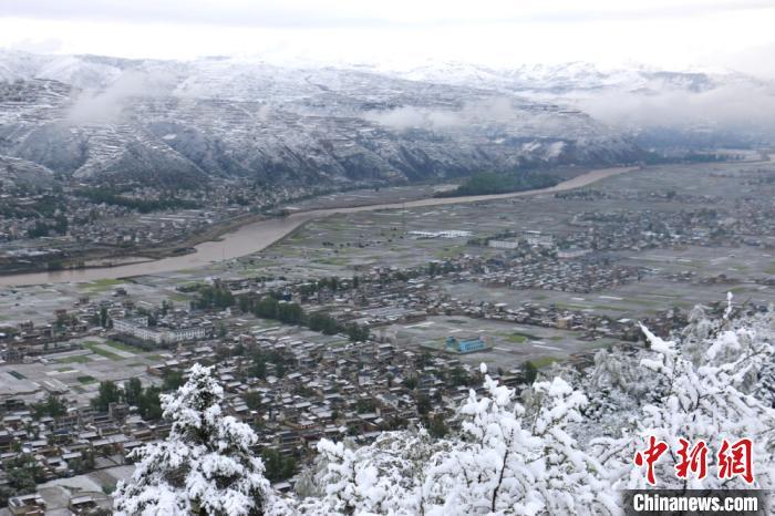 甘肃岷县迎来"夏雪"天气 山川银装素裹美如仙境