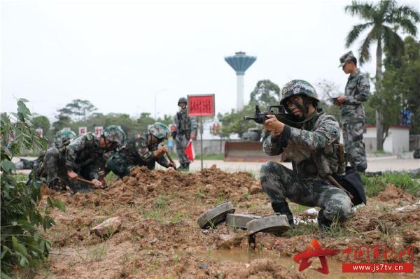 陆军某综合训练基地组织工程机械操作专业单兵综合作业连贯考核