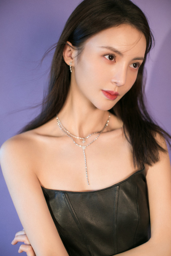 金晨太瘦了,裤腰宽到要用别针扣起来,网友:真聪明,花式秀腰