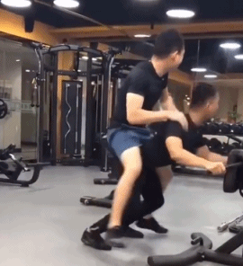 健身房两男子竟然做出这种事!