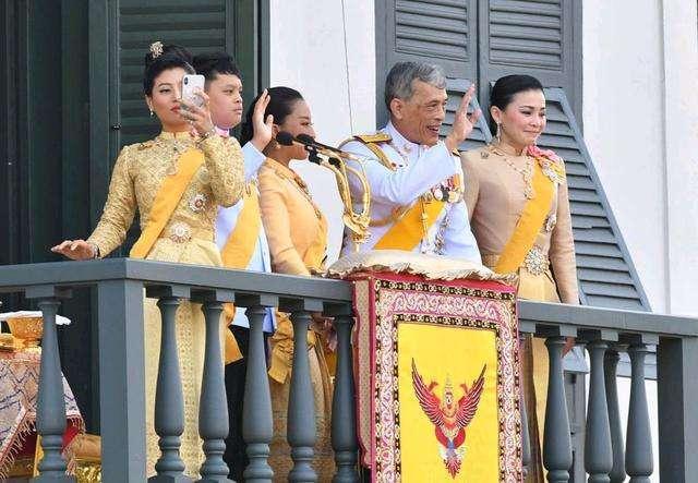 泰国国王对妃子"编号化管理",除了"忠诚美人"之外,还授军衔
