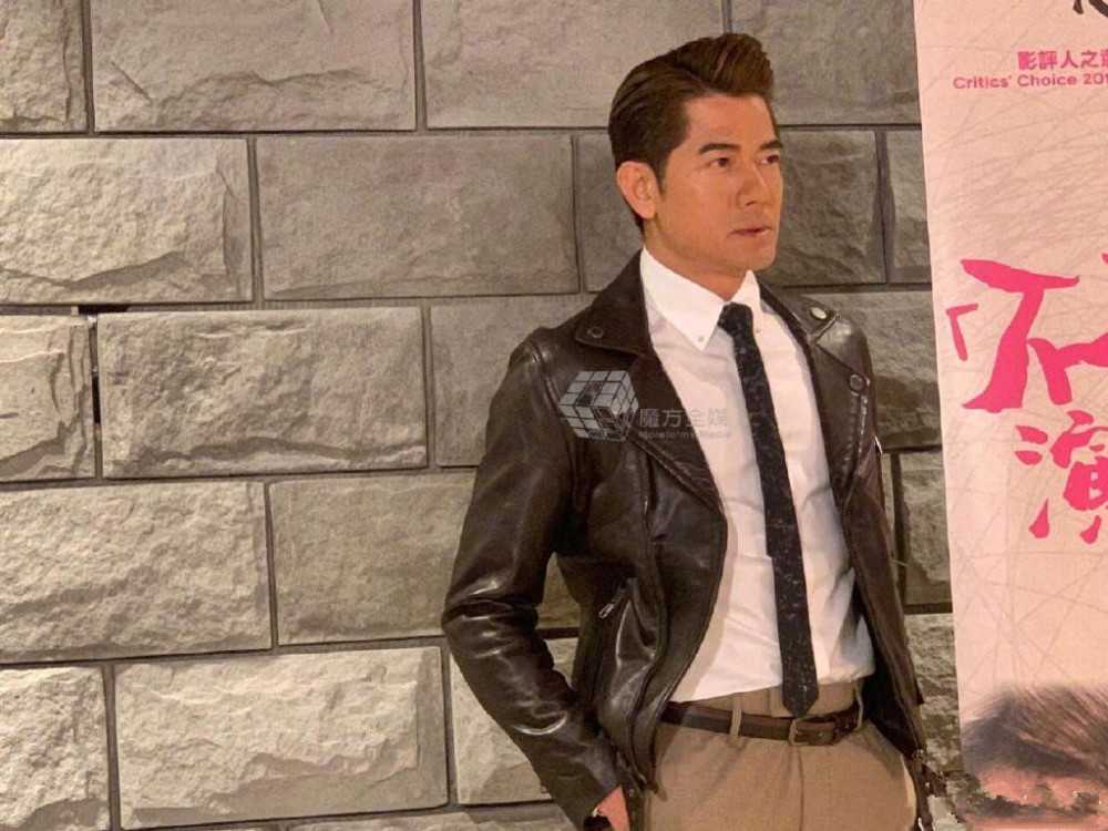 郭富城现身,穿白色polo衫搭灰色西裤,显成熟也很显帅气!