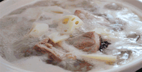 选用优质棒子骨,还有无数肘子,猪脚,猪皮.