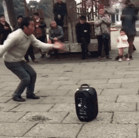 如今的大爷大妈们也凭借自己的实力和想象力,刷新着如今年轻人的三观.