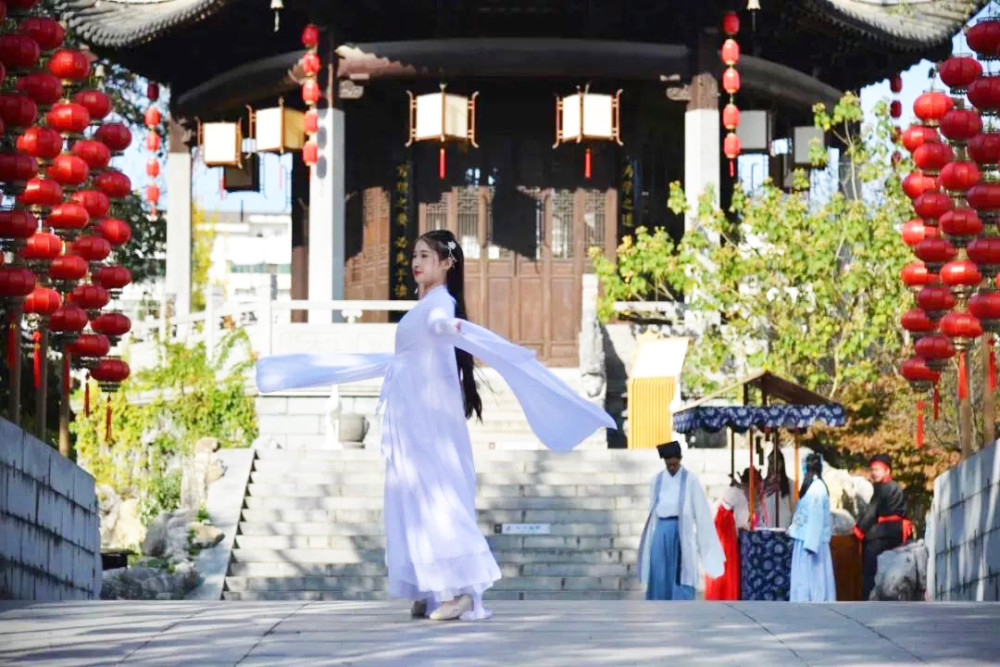 买268元门票不够,这个景区要求穿汉服才能进,然而玩噱头翻车了