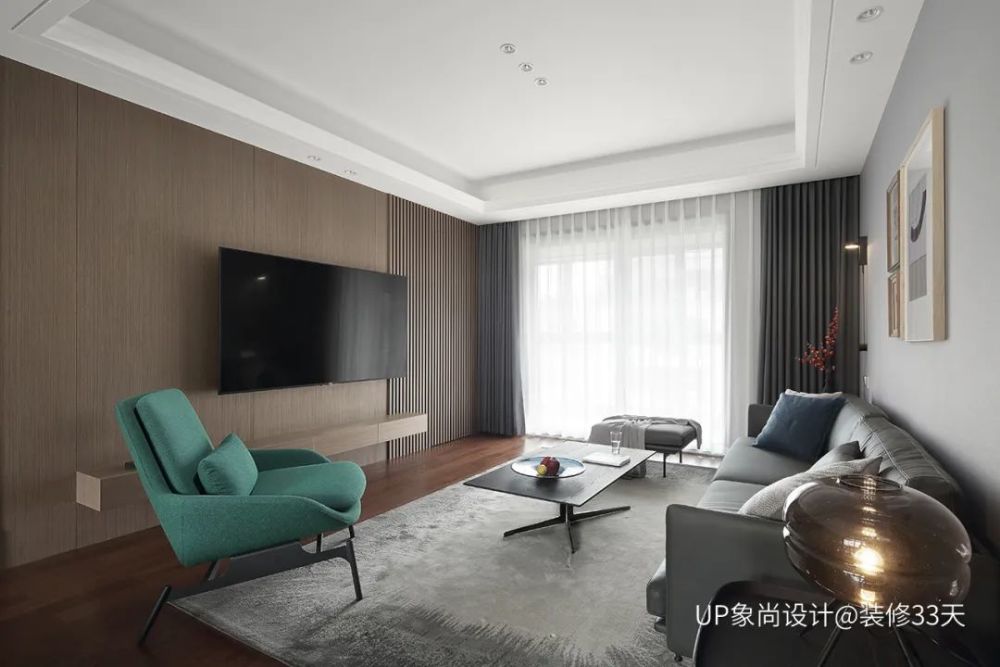 灰色调的背景墙点缀简约装饰画与造型壁灯