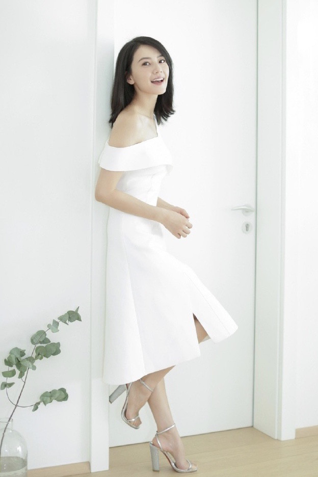 高圆圆白裙写真甜笑迷人,小露香肩优雅性感,女神果然就是女神