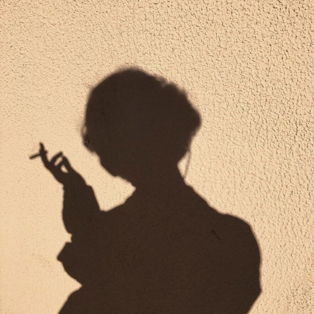 微丧·治愈·背景图:一个男生身边一直是同一个女生才