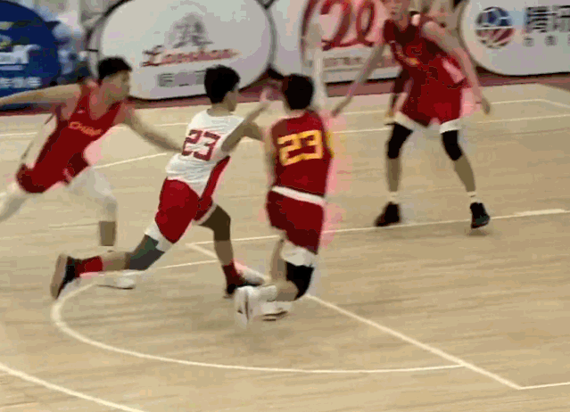 了很多球迷的关注 身高2米22的他目前效力于 美国高中塞拉峡谷中学 和