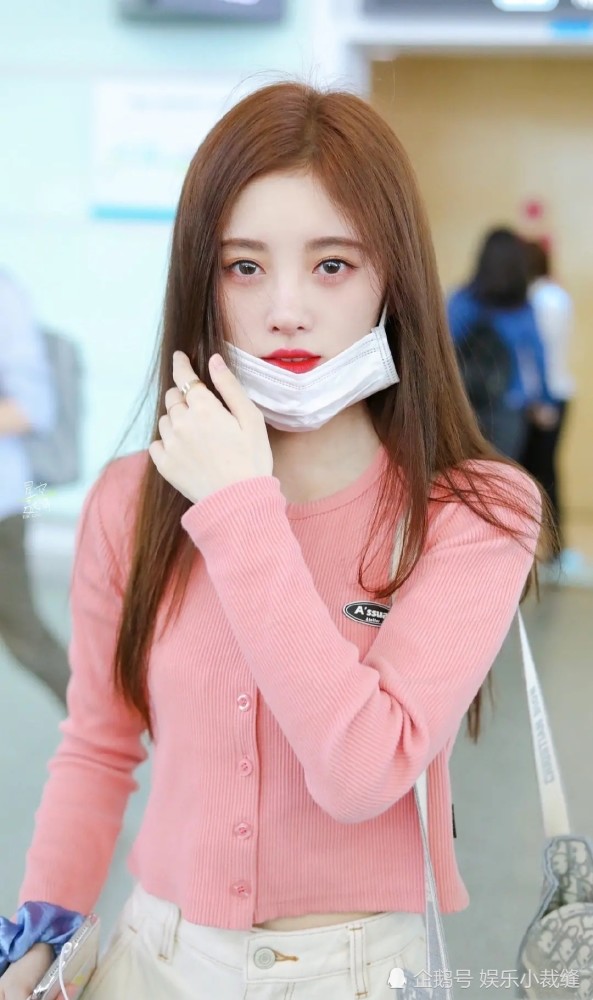 鞠婧祎在机场半戴口罩摆拍,当像素放大看才知这是盛世