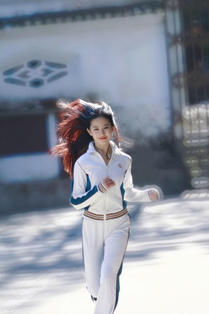 刘亦菲运动装造型长发飞扬 是年轻女孩该有的样子