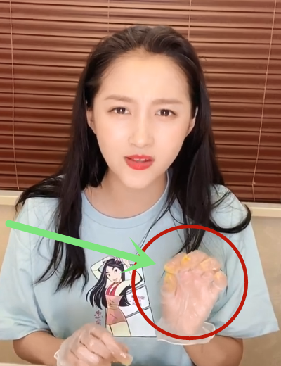 关晓彤直播做三明治,谁注意她手上戴了什么?女明星的体面