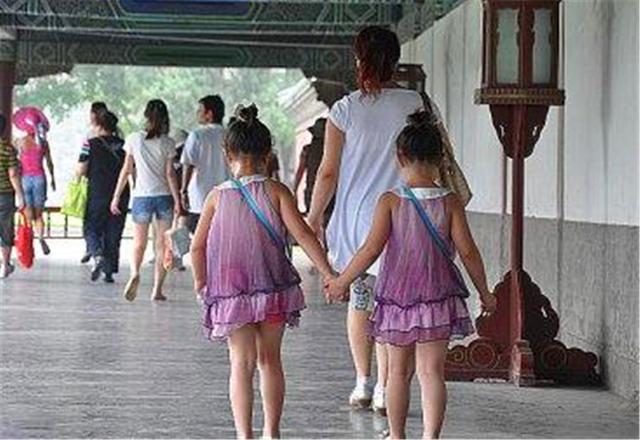 双胞胎女儿,一个妈妈带,一个奶奶带,5年后身高对比扎心了
