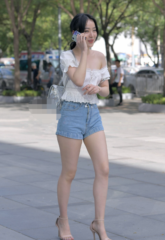 微胖身材的小姐姐,热裤穿出淑女气质,同时又不失性感魅力