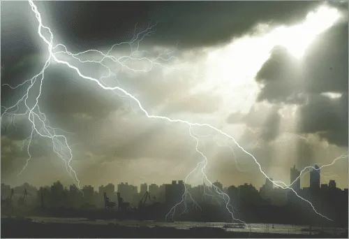 德州人 雷阵雨 7级大风马上到货!千万别洗车!
