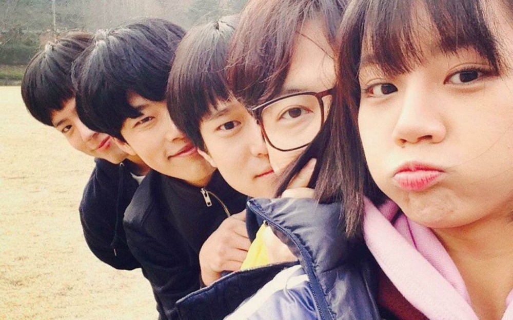 郑恺跨年夜high翻全场 唱跳洗脑神曲《五环之