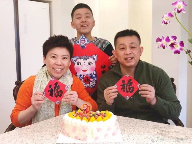 邓亚萍晒一家五口全家福,买蛋糕祝福母亲 冠军夫妻沦为儿子陪练