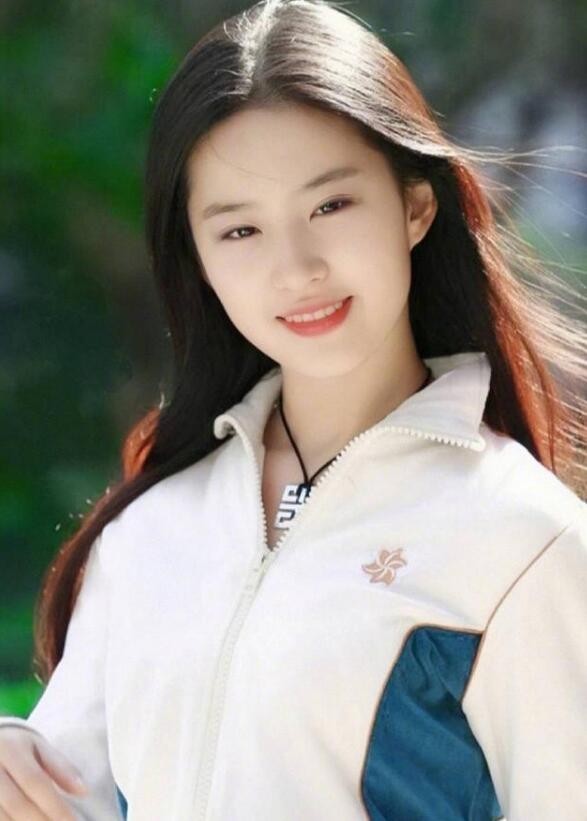 刘亦菲青春甜美,美若天仙,穿运动装奔跑灵动少