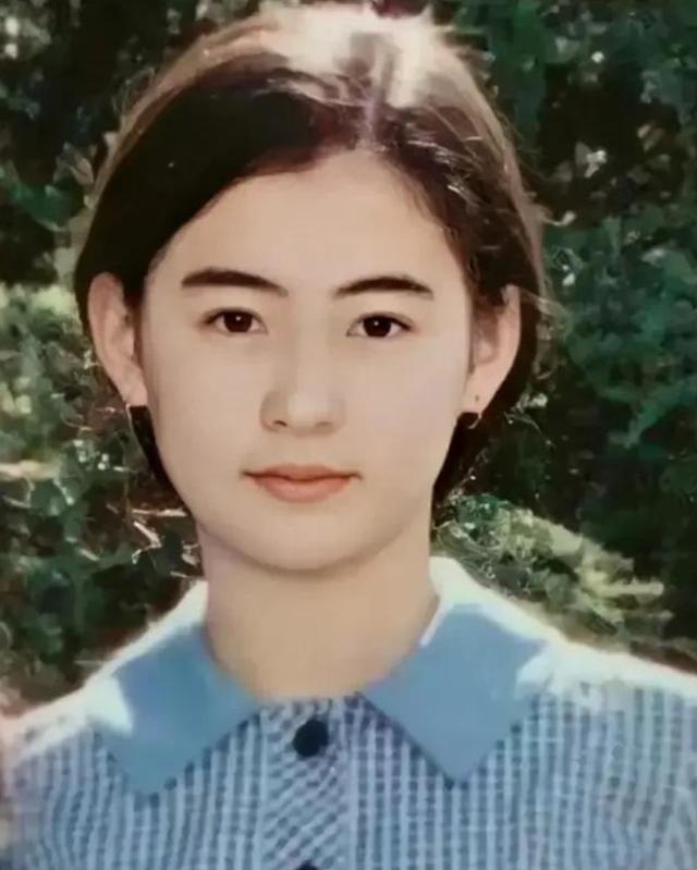 张柏芝晒学生时期照片,那时还没出道,颜值就惊为天人