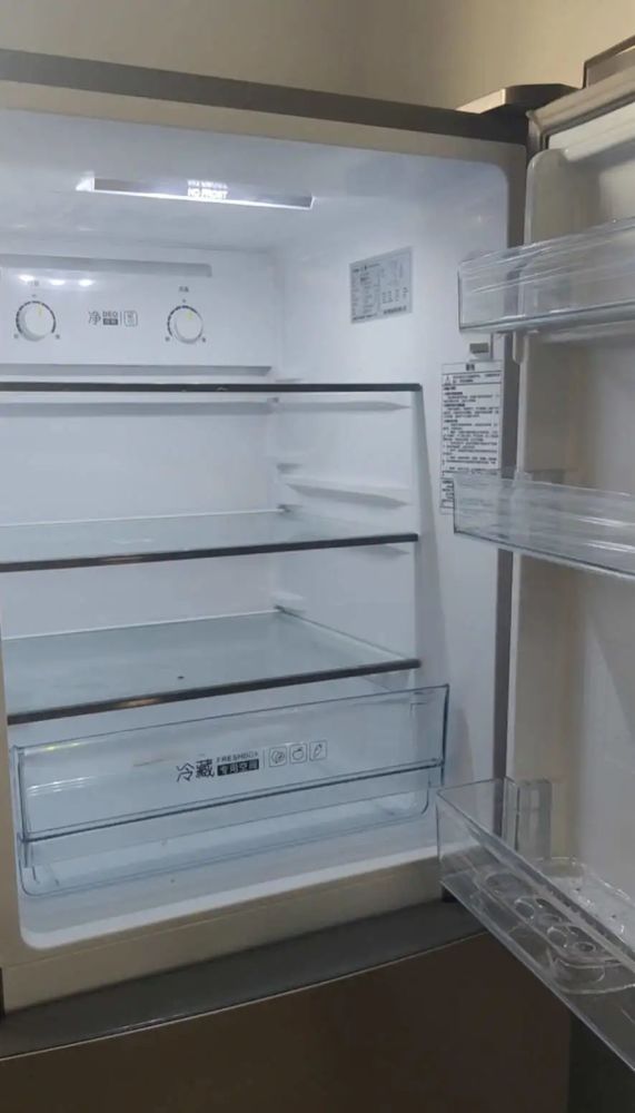 为什么冰箱的冷藏室有灯,冷冻室却没有?