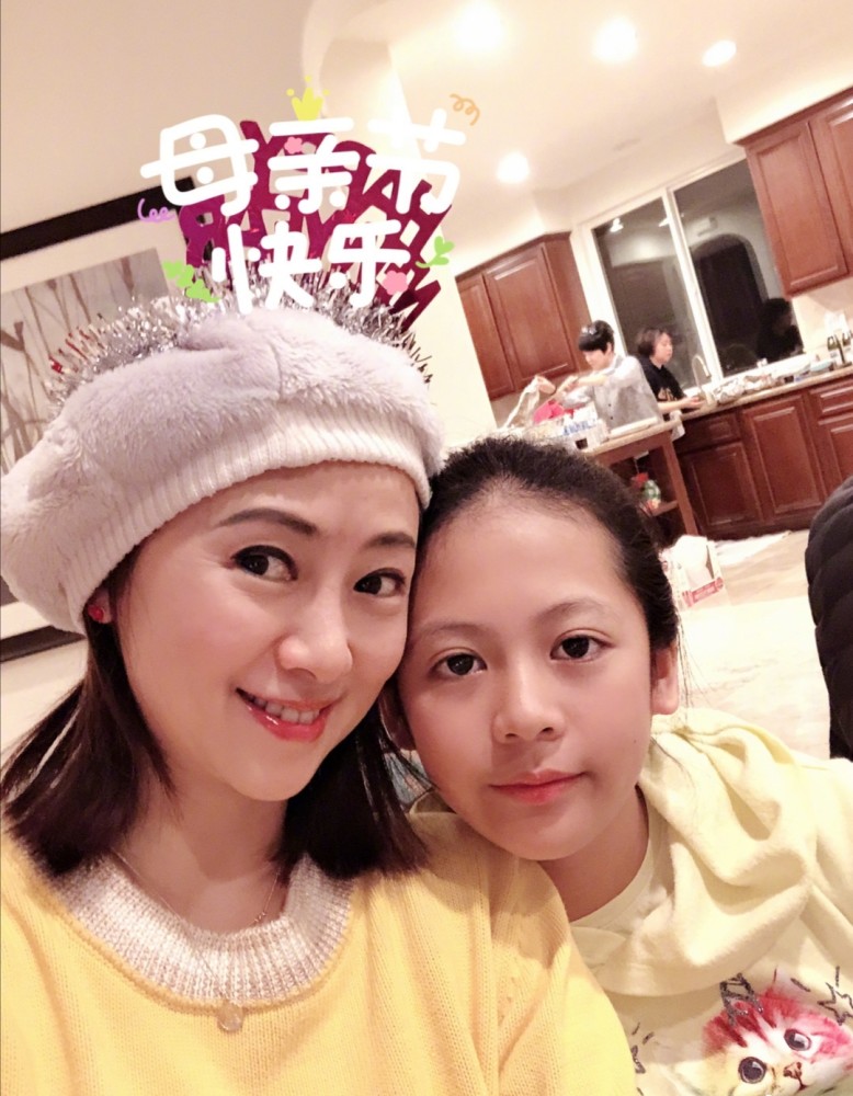 女神翁虹母亲节晒与女儿的合影,12岁小水晶越发漂亮,配文感人