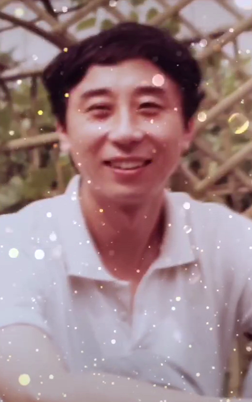 显得过于年轻,跟同天的另外一个视频差别太过明显,下图为无滤镜的冯巩