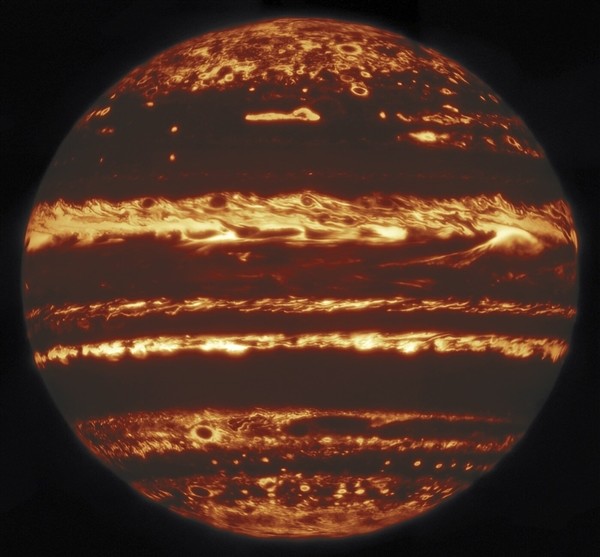 近日, 天文学家利用夏威夷北双子望远镜,在地球上拍下了木星完整的