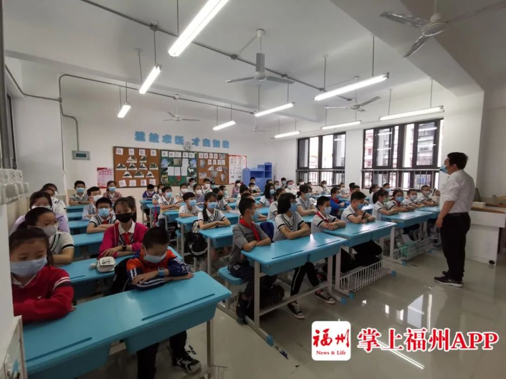 课桌上整齐摆放着书本 同学们已经做好了上课的准备