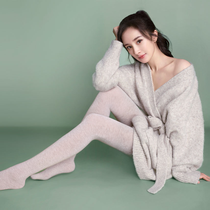 杨幂全新代言大片曝光 黑色皮裙丝袜大秀身材曲线