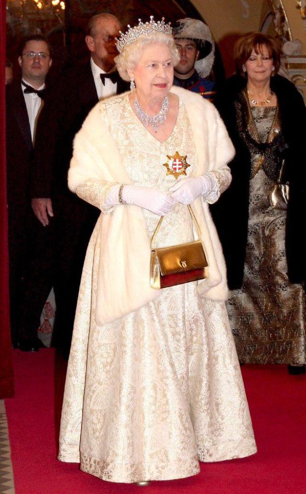 94岁英国女王无期限隔离!头戴钻石王冠超高贵,白宫27年来首关闭