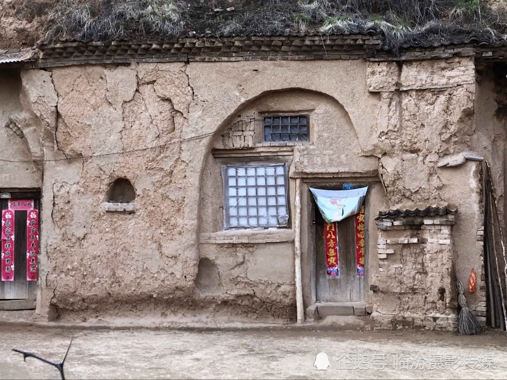 山西有一空村 全村只剩四口人 住的土窑洞睡的土炕 看