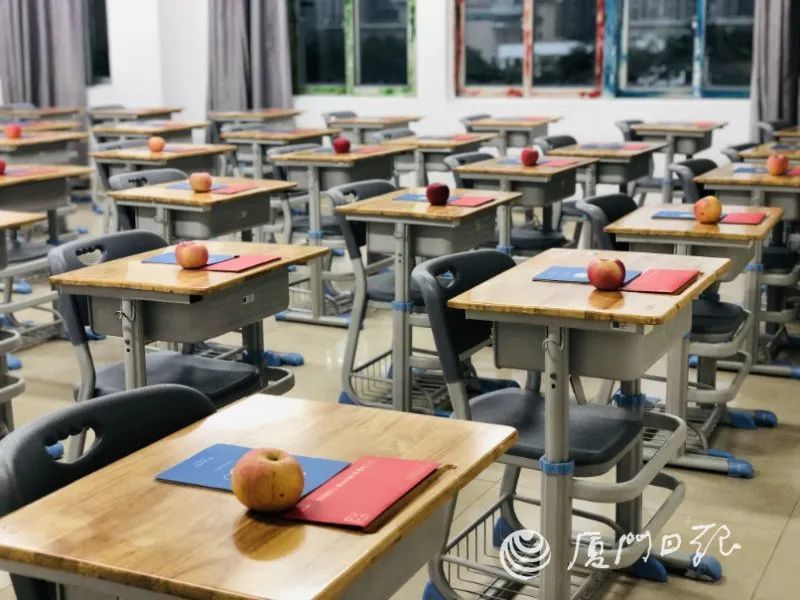 厦门英才学校 早上6点50,在厦门英才学校, 孩子们开始陆续从宿舍里