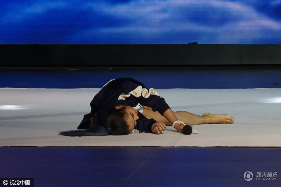 何洁太拼!光脚诠释地板流的艺术体操