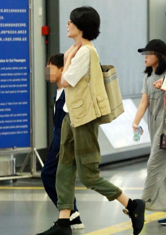 王菲在机场又现极简式搭配,白t恤配工装裤,简直高级,好看极了