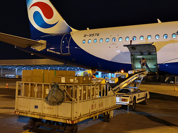 30,重庆航空oq2361航班满载货物从重庆江北国际机场飞往泰国曼谷