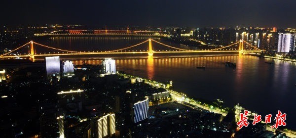 武汉解封后两江四岸灯光璀璨,夜景流光溢彩让人醉