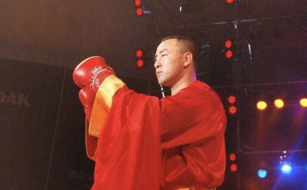 同样是散打王,苑玉宝外战输得很惨,宝力高却赢了!