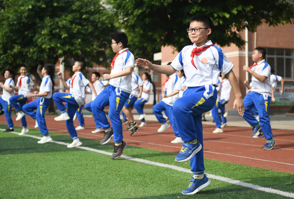 5月11日,广州市荔湾区文伟中学的初一学生在上体育课.