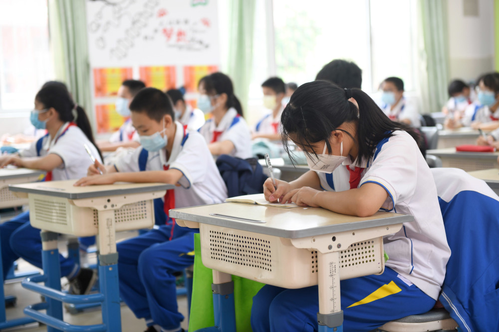 5月11日,广州市荔湾区文伟中学的初一学生在上课.